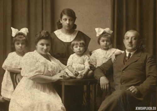 The Brygart family (left to right): Rushka (Ruhla), Dwojra, Samek, Irka (Iska), Lajzer. At the back is  standing the nanny (the name unknown)
